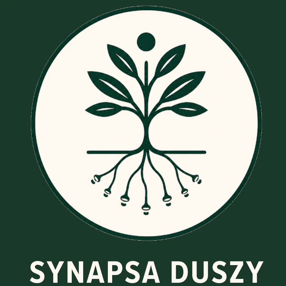 Okrągłe logo umieszczone na ciemnozielonym tle. Wewnątrz jasnego, kremowego okręgu znajduje się ciemnozielona grafika przedstawiająca stylizowane drzewo – jego górna część ma gałęzie z liśćmi i pojedynczą kropkę nad czubkiem, a dolna część pod linią gruntu przechodzi w korzenie zakończone synapsami. Poniżej okręgu widnieje duży, wyraźny napis „SYNAPSA DUSZY” w białym kolorze.