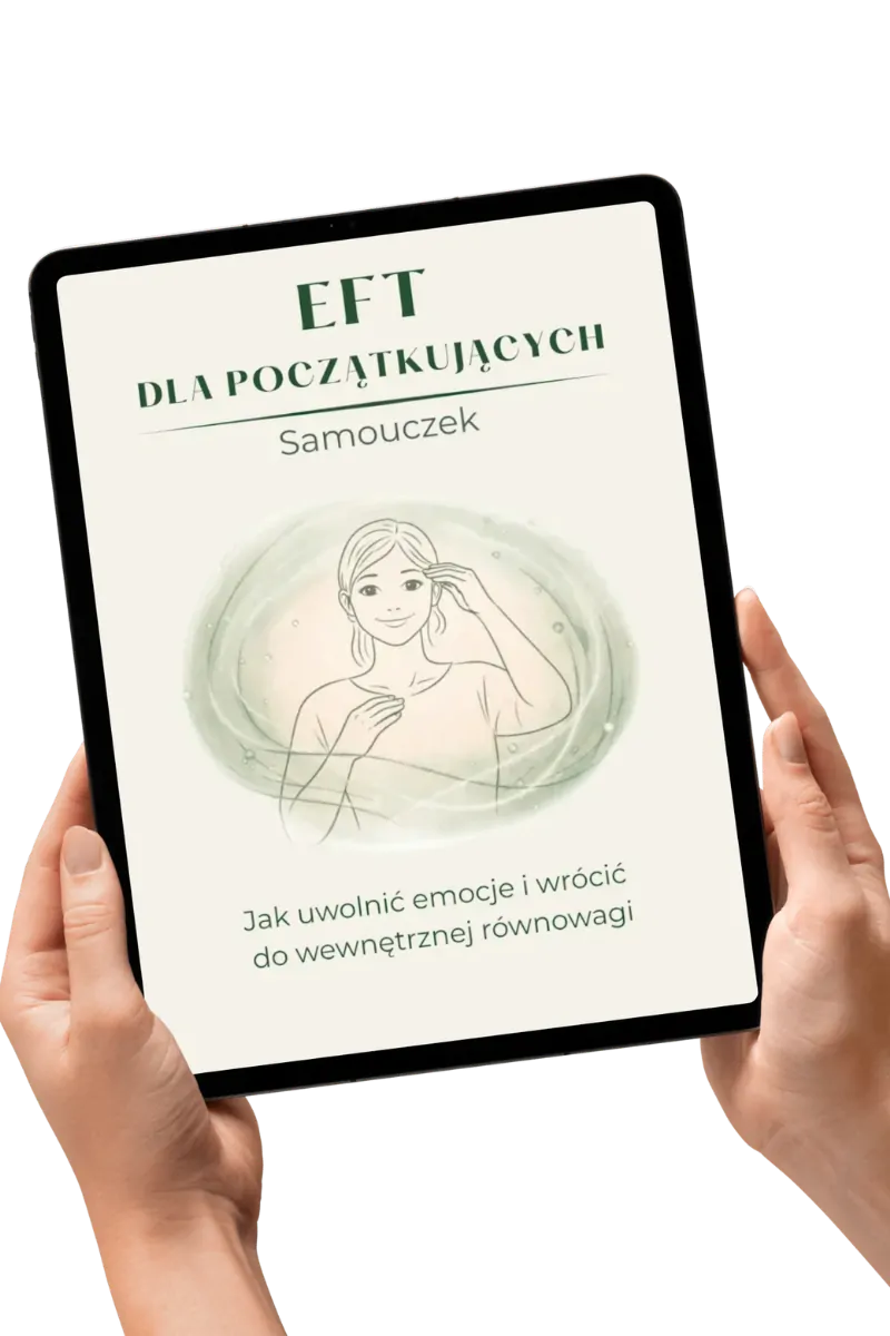 Ludzkie dłonie trzymające tablet, na którego ekranie wyświetla się okładka e-booka „EFT dla początkujących Samouczek”
